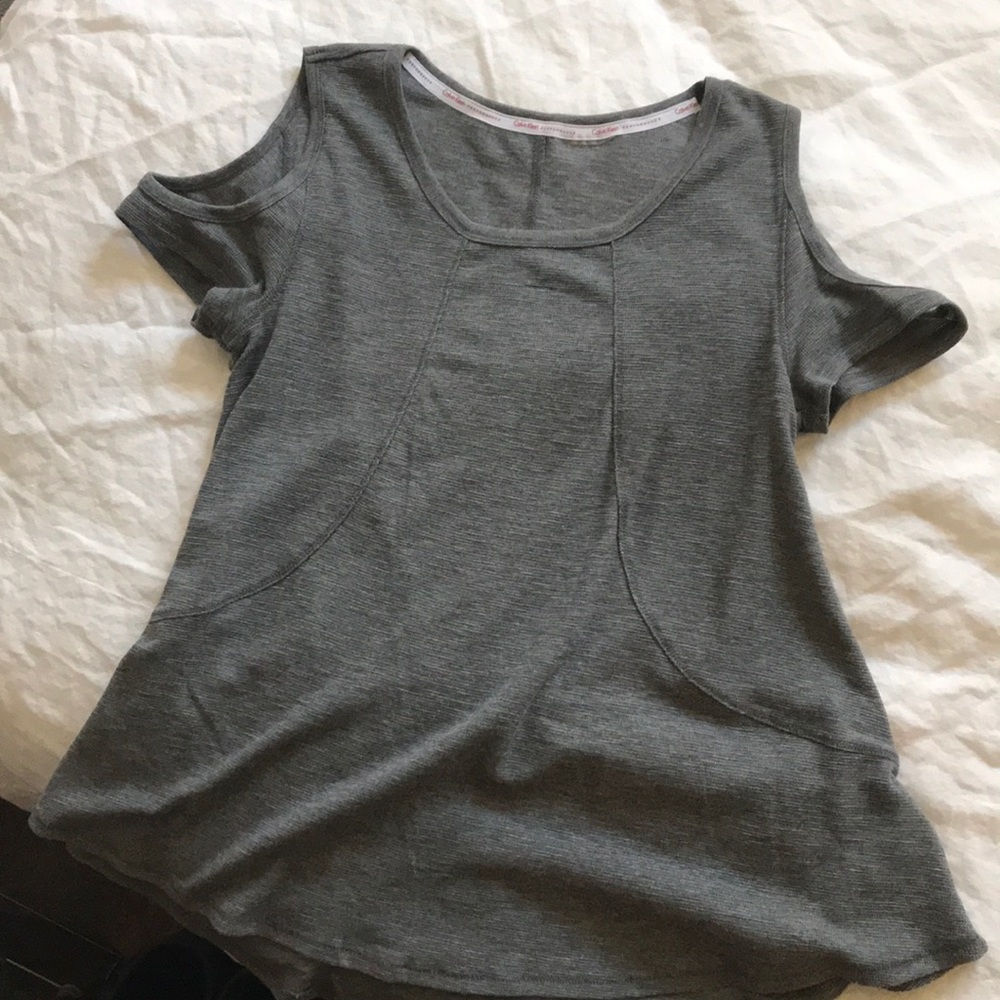 Cold shoulder tee
